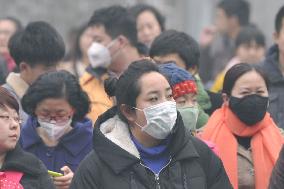 Heavy smog continues to blanket Beijing
