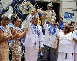Rio mayor hands over key to 'Carnival King'