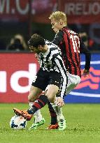 Japan midfielder Honda fights for ball in Juventus match