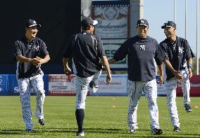 Yankees do stretch exercises at training camp