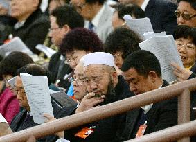 Minority delegates listen to Chinese premier's speech