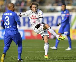 Forlan takes shot on goal in Cerezo's win over Tokushima