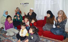 Syrian refugees offer prayers in Turkey