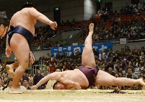 Rising star Endo loses to ozeki Kakuryu in sumo tourney