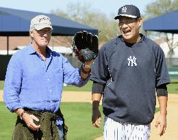 Actor Gere meets Yankees rookie pitcher Tanaka