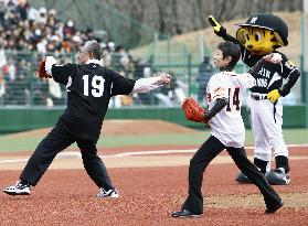 Legendary pro pitchers' kin toss ceremonial pitches in Japan