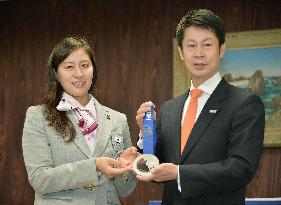 Takeuchi shows silver medal to Hiroshima governor