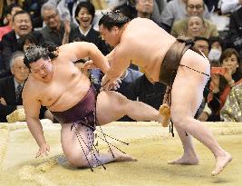 Hakuho takes down Endo in spring sumo tourney
