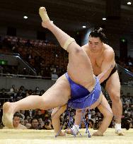 Harumafuji flattens Tamawashi in spring sumo tourney