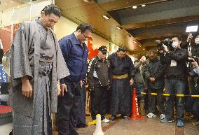 Ex-yokozuna Takanohana commemorates 2011 disaster victims