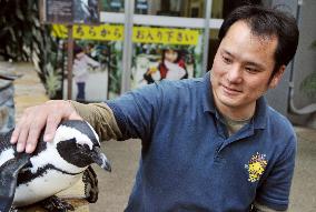Love tale between penguin and zookeeper in Matsue