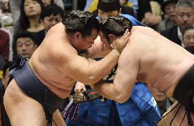 Kakuryu butts heads with Kotooshu in spring sumo tourney
