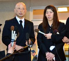 Olympic wrestling champ Yoshida speaks about father's death
