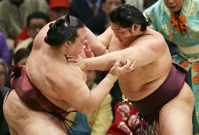 Endo tussles with ozeki Kisenosato at Osaka sumo tournament