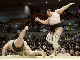Aminishiki thrusts down Chiyotairyu at Osaka sumo tournament