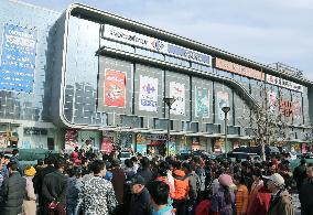 People gather outside Beijing mall amid bomb threat