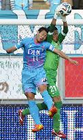 Kashima goalie Sogahata makes save against Tosu