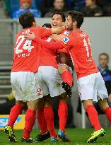 Okazaki celebrates goal with Mainz teammates