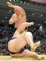 Yokozuna Harumafuji beats Kaisei