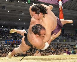 Endo beats Osunaarashi in Spring Sumo tourney