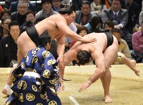 Harumafuji beats Kotooshu in Osaka tournament