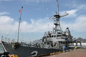 U.S. minesweeper Defender arrives at Moji Port
