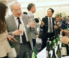 Diplomats enjoy sake at tasting event in Nagoya
