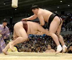 Harumafuji, Hakuho still unbeaten at spring sumo tourney