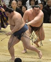 Harumafuji, Hakuho still unbeaten at spring sumo tourney