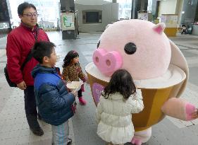 Pork bowl mascot plays with children in Hokkaido