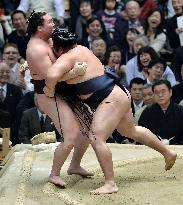 Kakuryu beats Hakuho in spring sumo