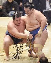 Kakuryu wins spring sumo meet