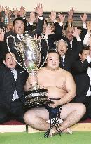 Kakuryu wins spring sumo meet