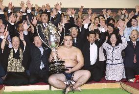 Kakuryu wins spring sumo meet