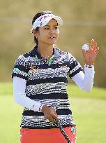 A. Miyazato responds to cheers at JTBC golf tourney