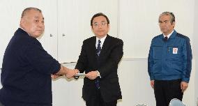Fukushima fisheries head hands request to gov't, TEPCO