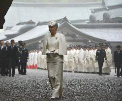Empress Michiko walks to main hall of Ise Grand Shrine