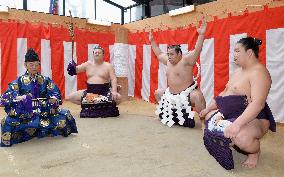 Newly promoted yokozuna Kakuryu practices 'dohyo iri' ritual