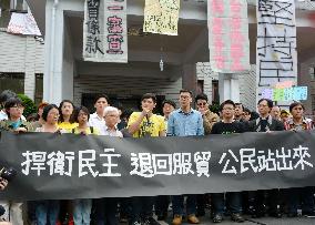 Taiwanese opponents of China trade pact