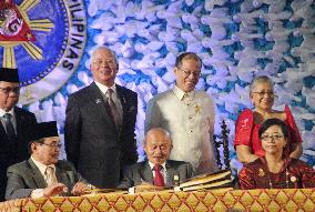Philippine Muslim rebels sign peace pact with gov't