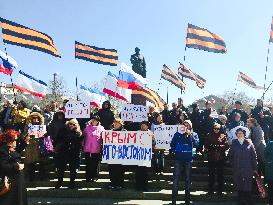 Pro-Russian demonstrators in Crimea