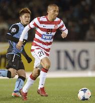 Western Sydney's Ono in action against Kawasaki