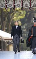 Emperor visits Meiji Shrine