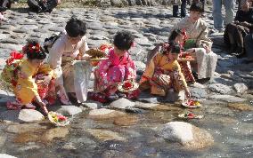 'Hina' dolls released to river in Tottori, western Japan