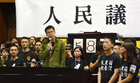 Taiwan students end occupation of parliament
