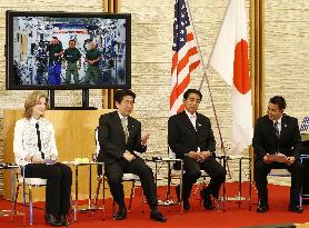 Abe speaks to astronaut Wakata aboard ISS