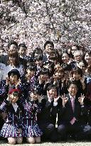 PM Abe holds cherry blossom viewing