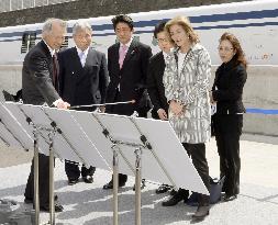Abe inspects maglev train test line with Kennedy