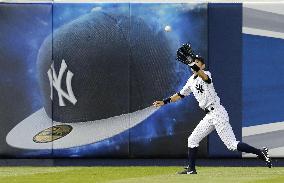 Yankee Suzuki catches fly in game against Red Sox