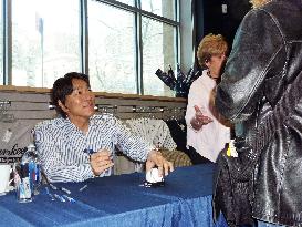 Former N.Y. Yankee Matsui holds autograph session